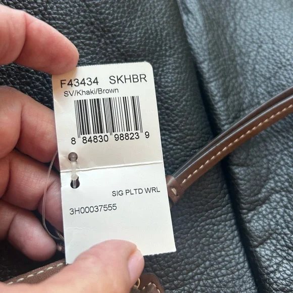 Coach Pleated Signature Wristlet- New with Tags, Never Used - Picture 3 of 3